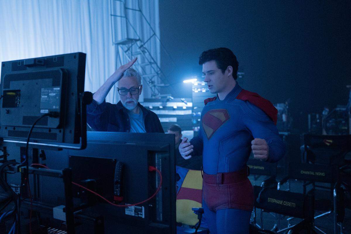 El director James Gunn junto a David Corenswet en el rodaje de ‘Superman’.
