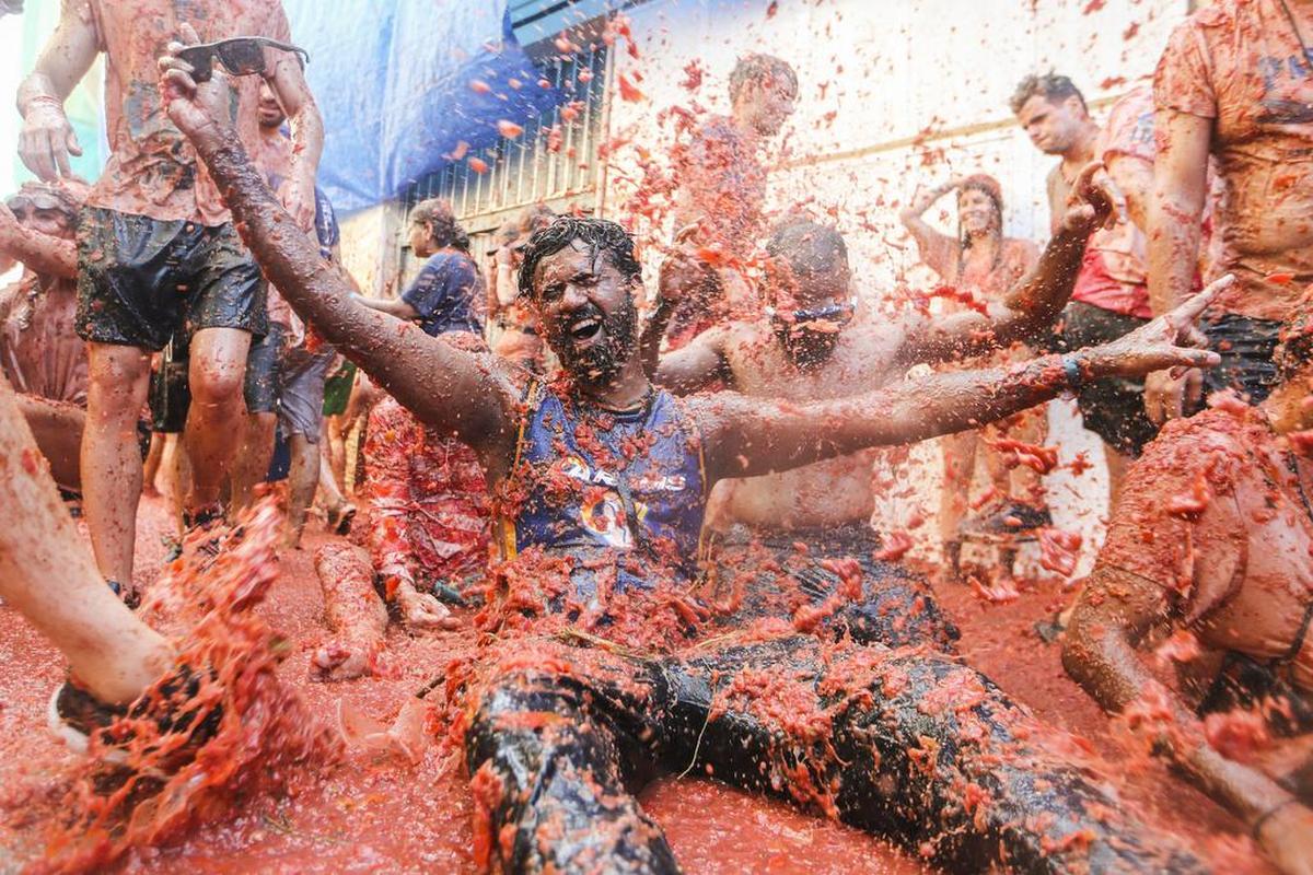 Juerguistas se tiran tomates unos a otros durante la fiesta anual "Tomatina", una pelea de tomates en el pueblo de Buñol, cerca de Valencia, España, el miércoles 31 de agosto de 2022.(Foto AP/Alberto Saiz)