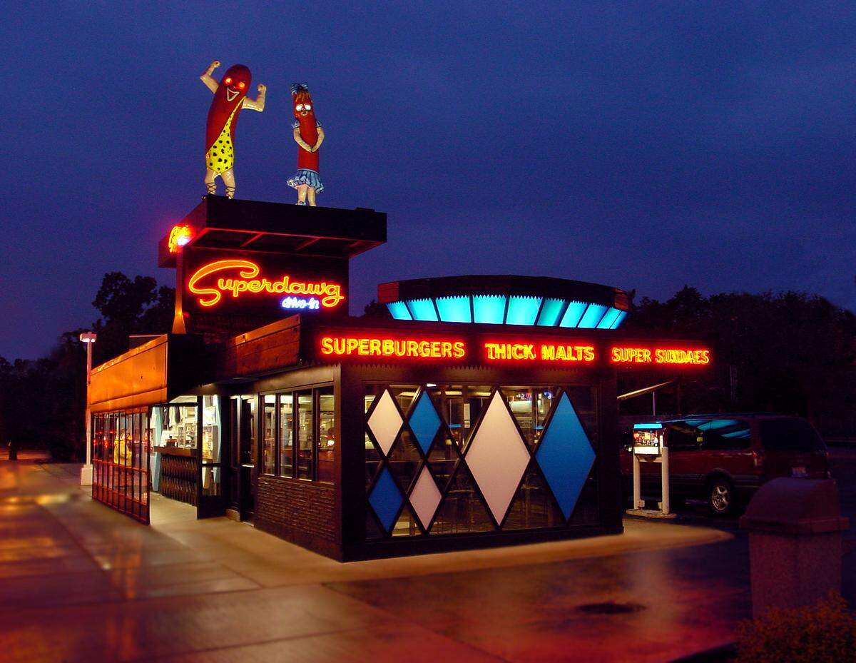 Superdawgs Drive-In, un negocio familiar que ha conservado la misma receta especial que estableció su fundador, sus hot dogs son confeccionados con la misma compañía desde su institución.
