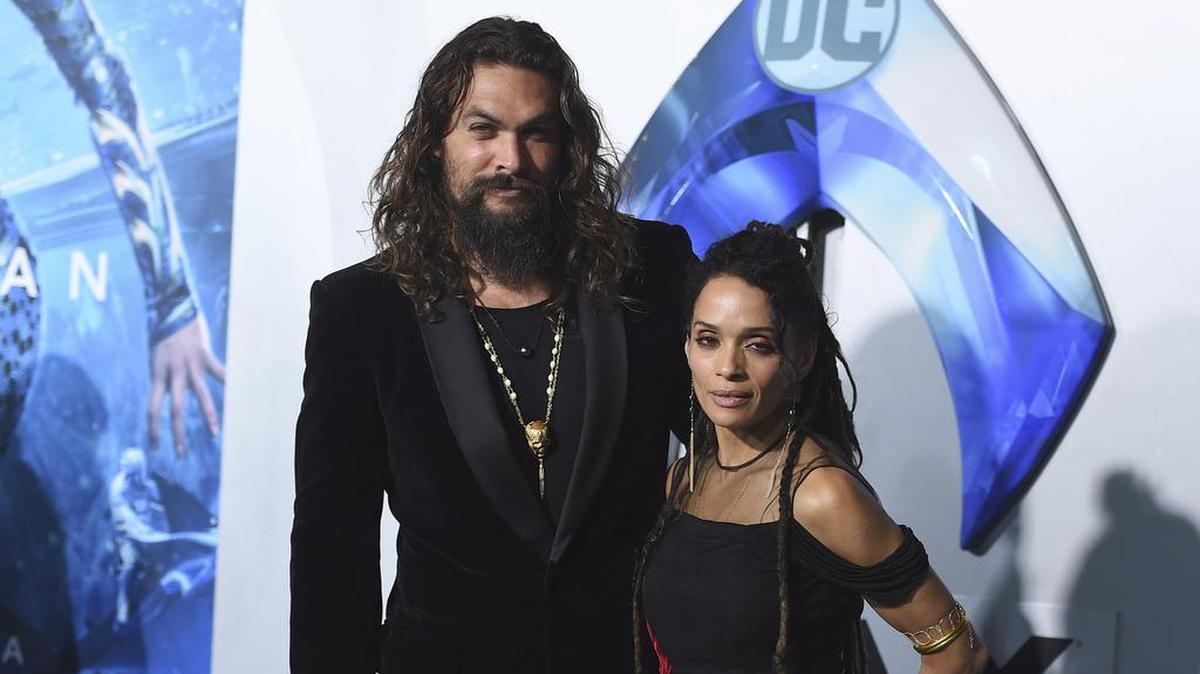 ARCHIVO - Jason Momoa, izquierda, y Lisa Bonet llegan al estreno de “Aquaman” en el Teatro Chino TCL el miércoles 12 de diciembre de 2018 en Los Ángeles. (Foto de Jordan Strauss/Invision/AP, Archivo)