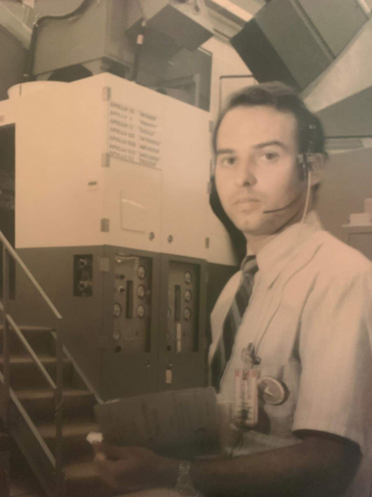 Miguel Hernández, que formaba parte del grupo que entrenaba a los astronautas en los simuladores, trabajando como ingeniero de la NASA en una de las misiones del proyecto Apollo.