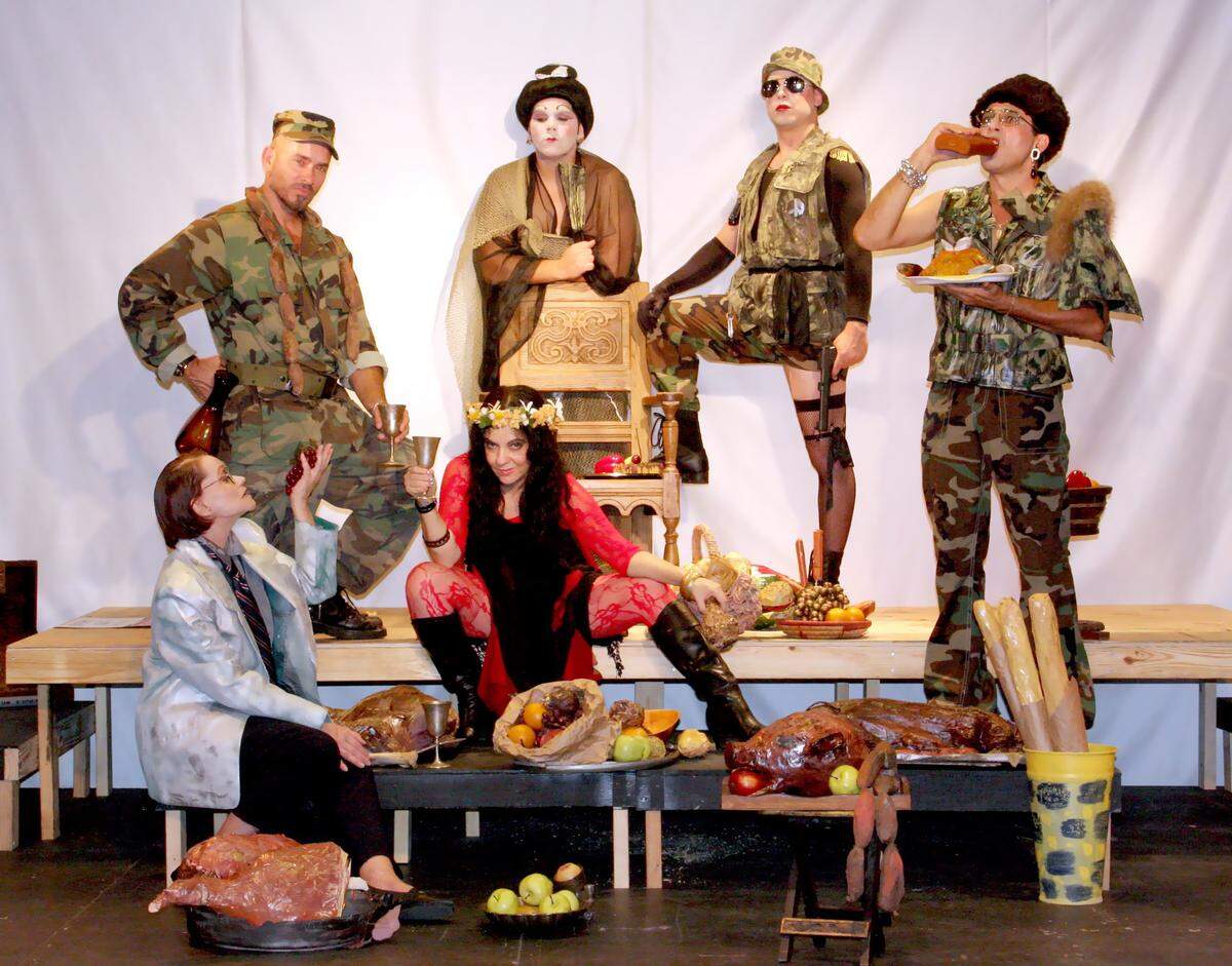 El grupo Akuara Teatro en una escena de ‘El banquete infinito’ bajo la dirección de Miriam Lezcano.