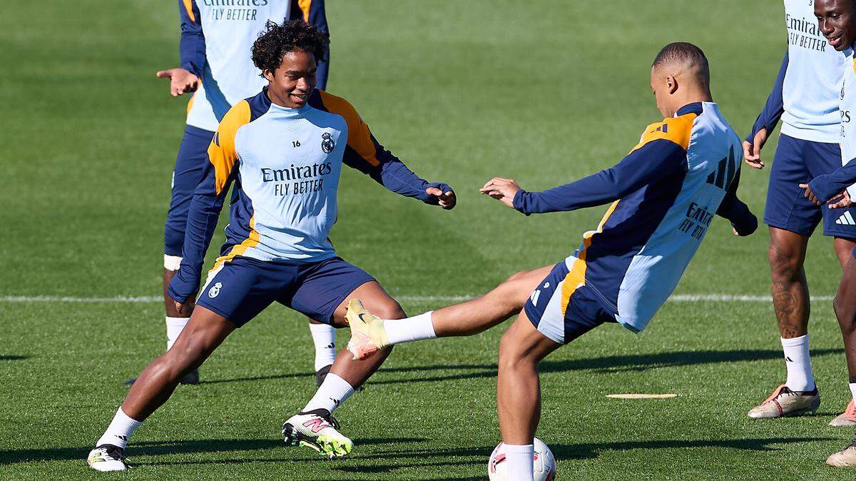 Los jugadores del Real Madrid Endrick (izq.) y Kylian Mbappé durante una práctica con el equipo. Los merengues enfrentan el martes al Borussia Dortmund en la Liga de Campeones.