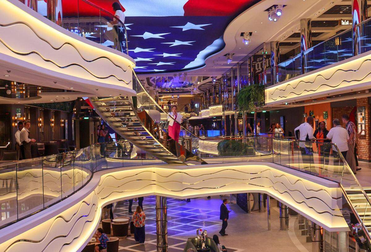 Pasajeros y visitantes exploran los restaurantes y tiendas en varios niveles mientras MSC Cruceros bautiza oficialmente su tan esperado nuevo buque insignia, el MSC World America, en la nueva y moderna Terminal de Cruceros de la compañía el miércoles 9 de abril de 2025 en PortMiami.