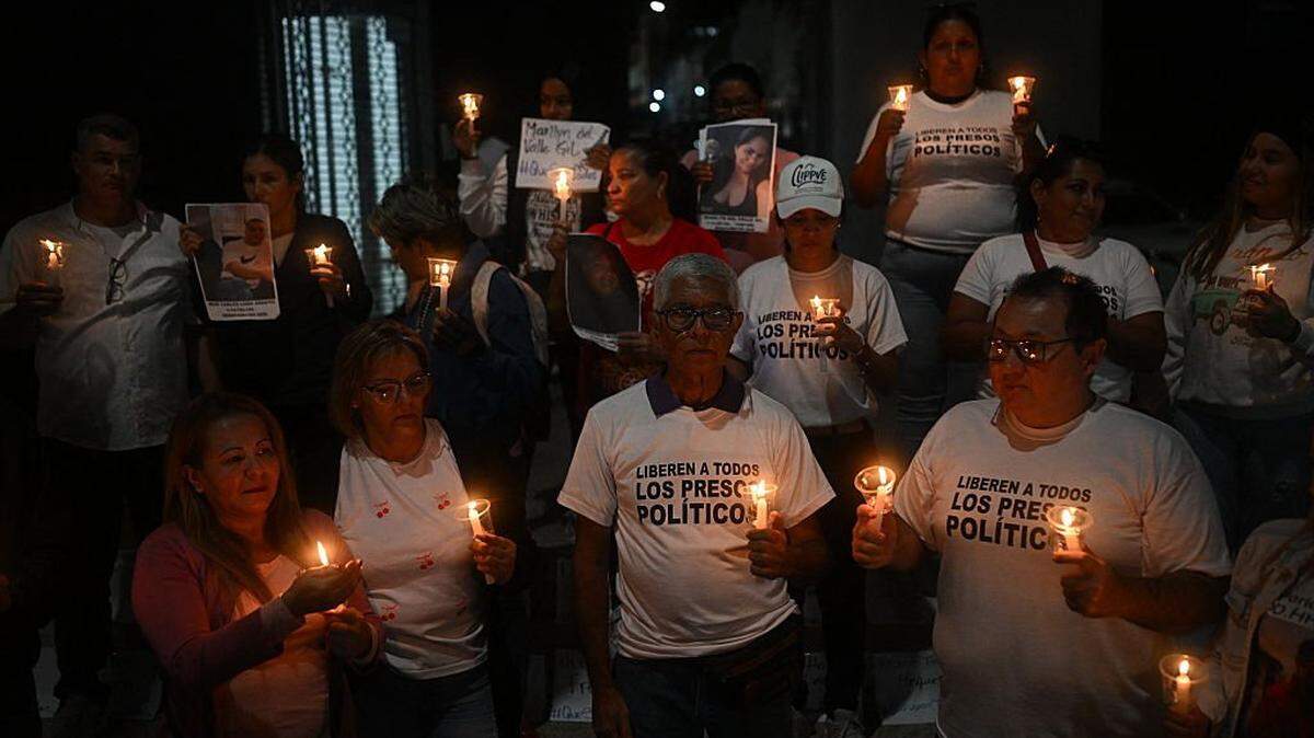 Familiares de presos políticos sostienen velas para exigir su liberación en el centro de detención El Helicoide, el 10 de enero de 2026 en Caracas. 