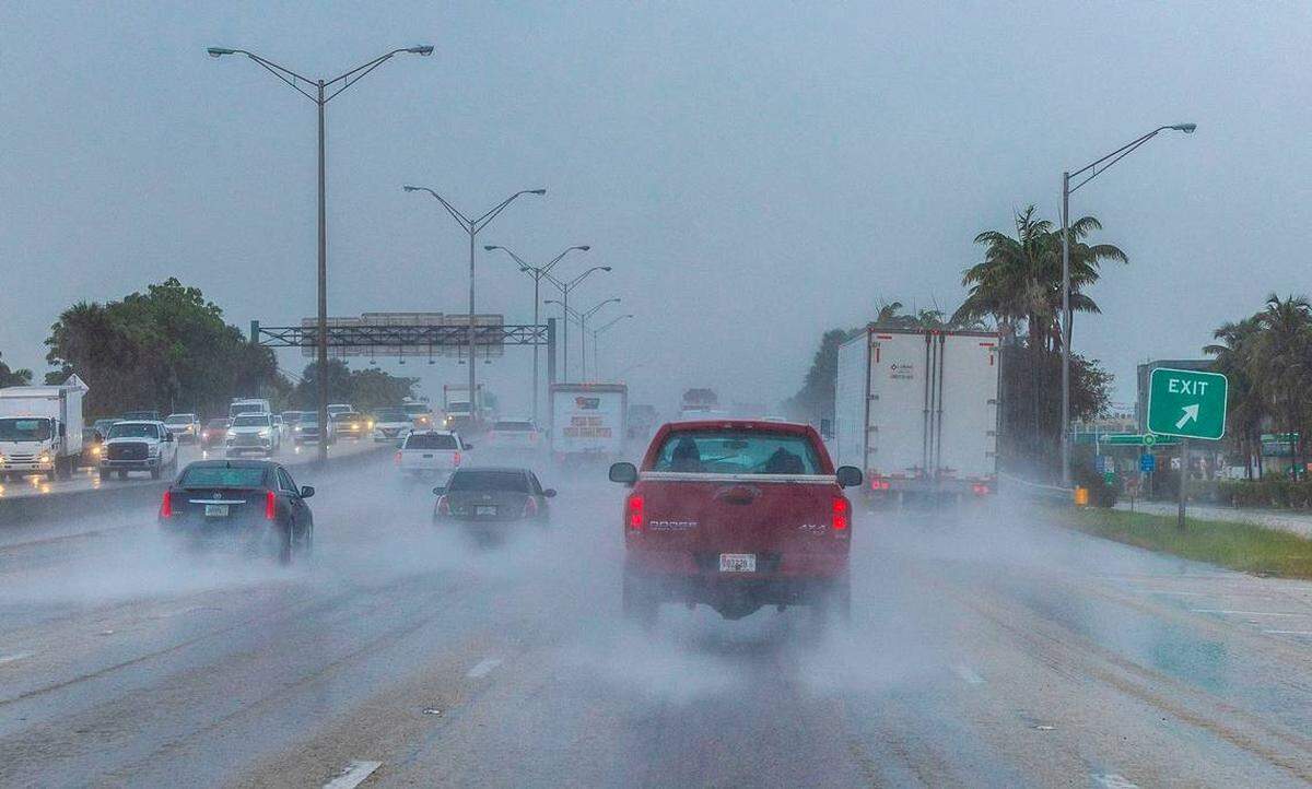 Los autos avanzan hacia el oeste bajo fuertes lluvias en la autopista Palmetto en North Miami el viernes 22 de marzo de 2024.