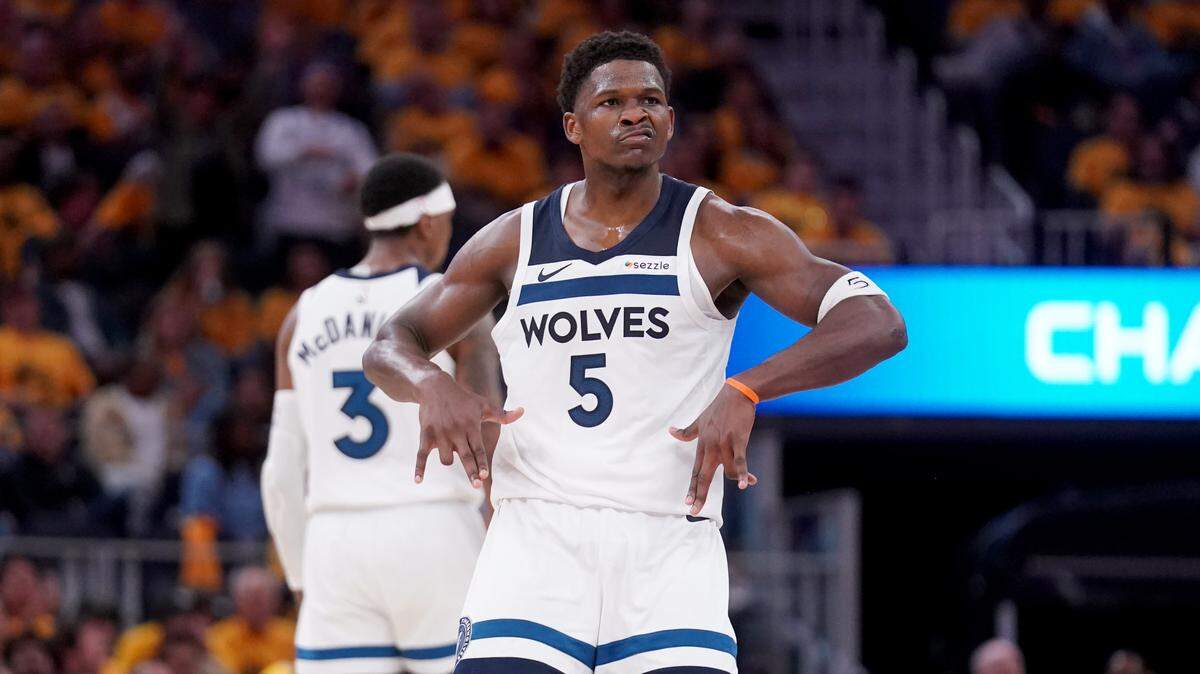 La estrella de los Timberwolves de Minnesota Anthony Edwards reacciona tras una jugada ante los Warriors de Golden State, en el cuarto juego de la serie de playoffs celebrado el 12 de mayo de 2025 en San Francisco, California.