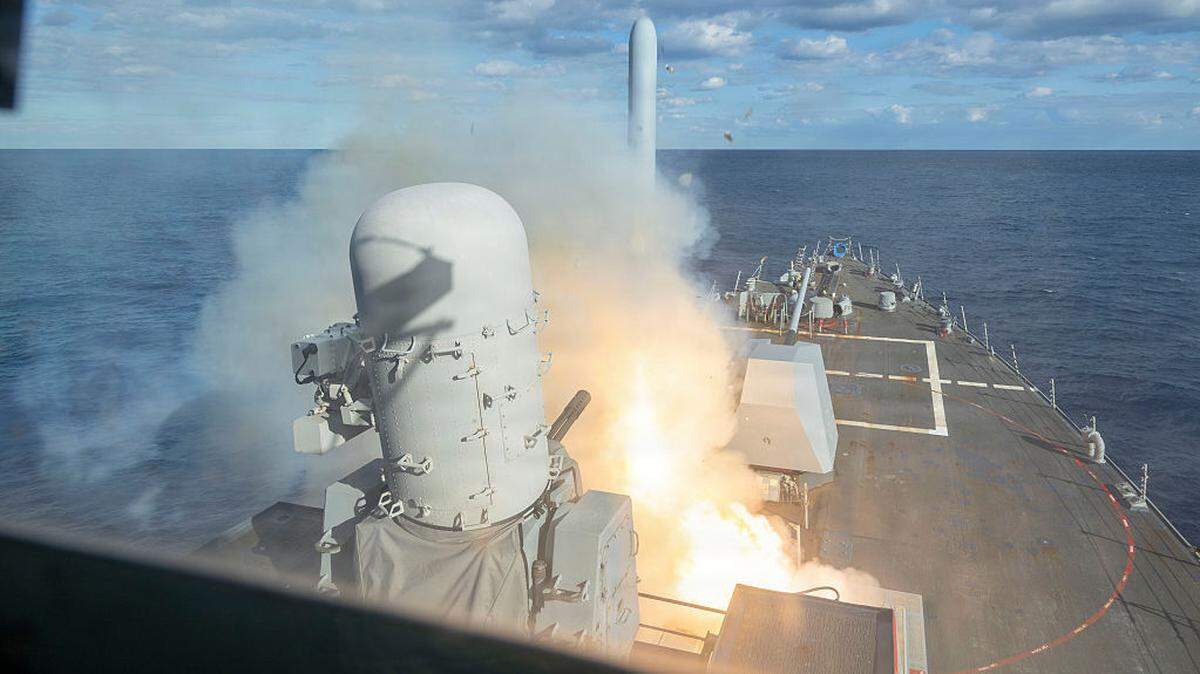 El destructor de misiles guiados USS Bulkeley (DDG 84), de la clase Arleigh Burke, dispara un misil de ataque terrestre Tomahawk durante las operaciones de apoyo a la Operación Furia Épica en Irán, el 28 de febrero de 2026. 