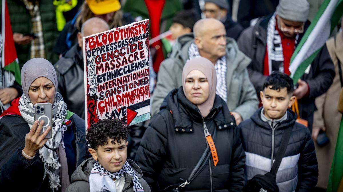 Miles de personas protestan en contra de las acciones militares de Israel en Gaza y contra la posibilidad de un ataque a la ciudad de Rafah, en el sur de Gaza, en Róterdam, Países Bajos, el domingo 25 de febrero de 2024.