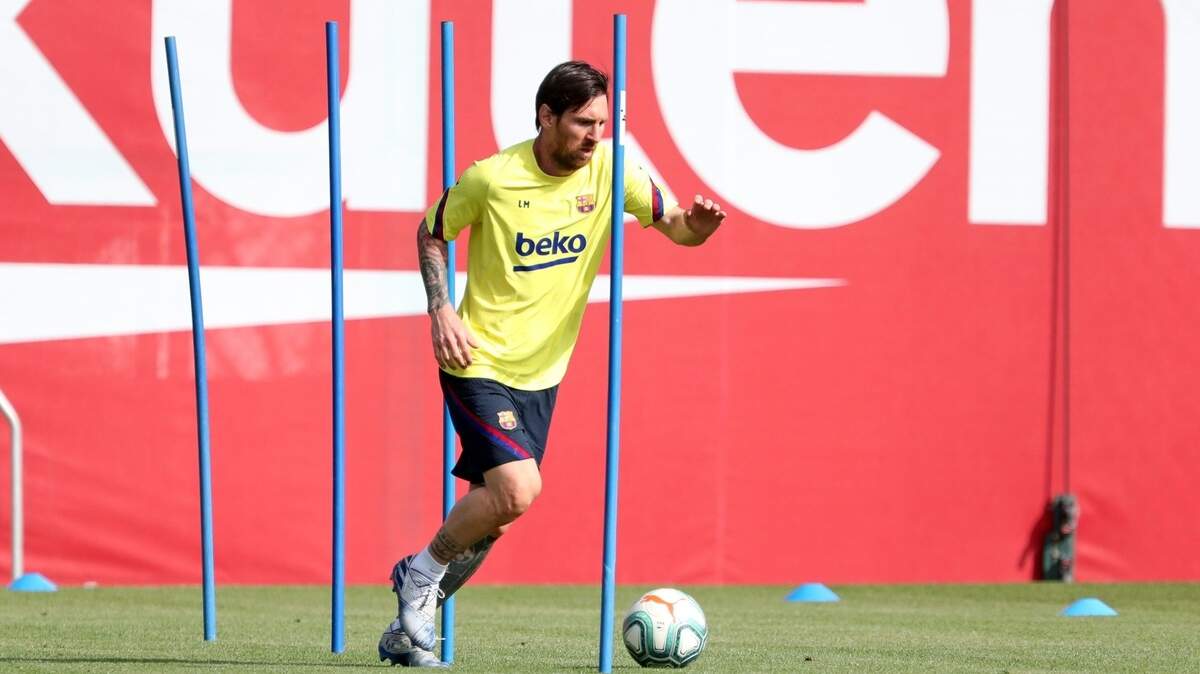 Lionel Messi conduce la pelota en una práctica con Barcelona el 8 de mayo de 2020.