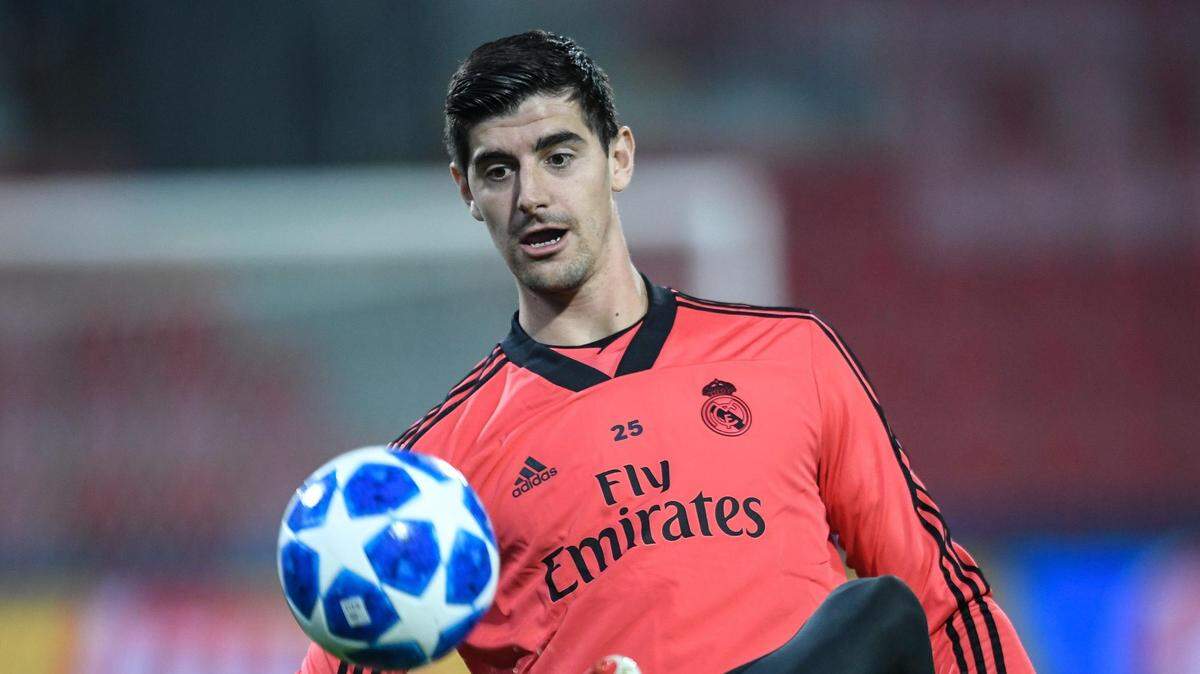 El portero belga del Real Madrid, Thibaut Courtois, durante un entrenamiento del equipo en Pilsen, República Checa, el 6 de noviembre de 2018, en la víspera de su encuentro ante el Viktoria Plzen correspondiente al grupo G de la Liga de Campeones de la UEFA.