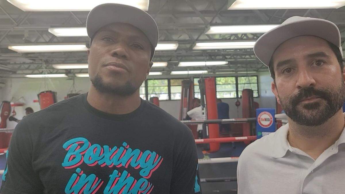 Quizá Edgar Berlanga pensó que Alexis Angulo iba a ser un paseo sobre alfombra roja. El colombiano, sin embargo, vendió cara su derrota el sábado en una pelea que tuvo su cuota de drama en el Madison Square Garden. Aquí con su manager Armando Hernández.