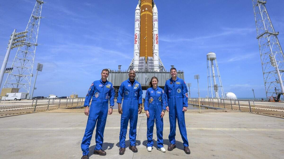En esta imagen distribuida por la NASA, los astronautas Reid Wiseman, comandante de Artemis II (izquierda); Victor Glover, piloto de Artemis II; Christina Koch, especialista de misión de Artemis II; y el astronauta de la Agencia Espacial Canadiense (CSA) Jeremy Hansen, especialista de misión (derecha), posan para una fotografía grupal durante una visita al cohete SLS (Space Launch System) y la nave Orion de Artemis II, el 30 de marzo de 2026 en Cabo Cañaveral, Florida.