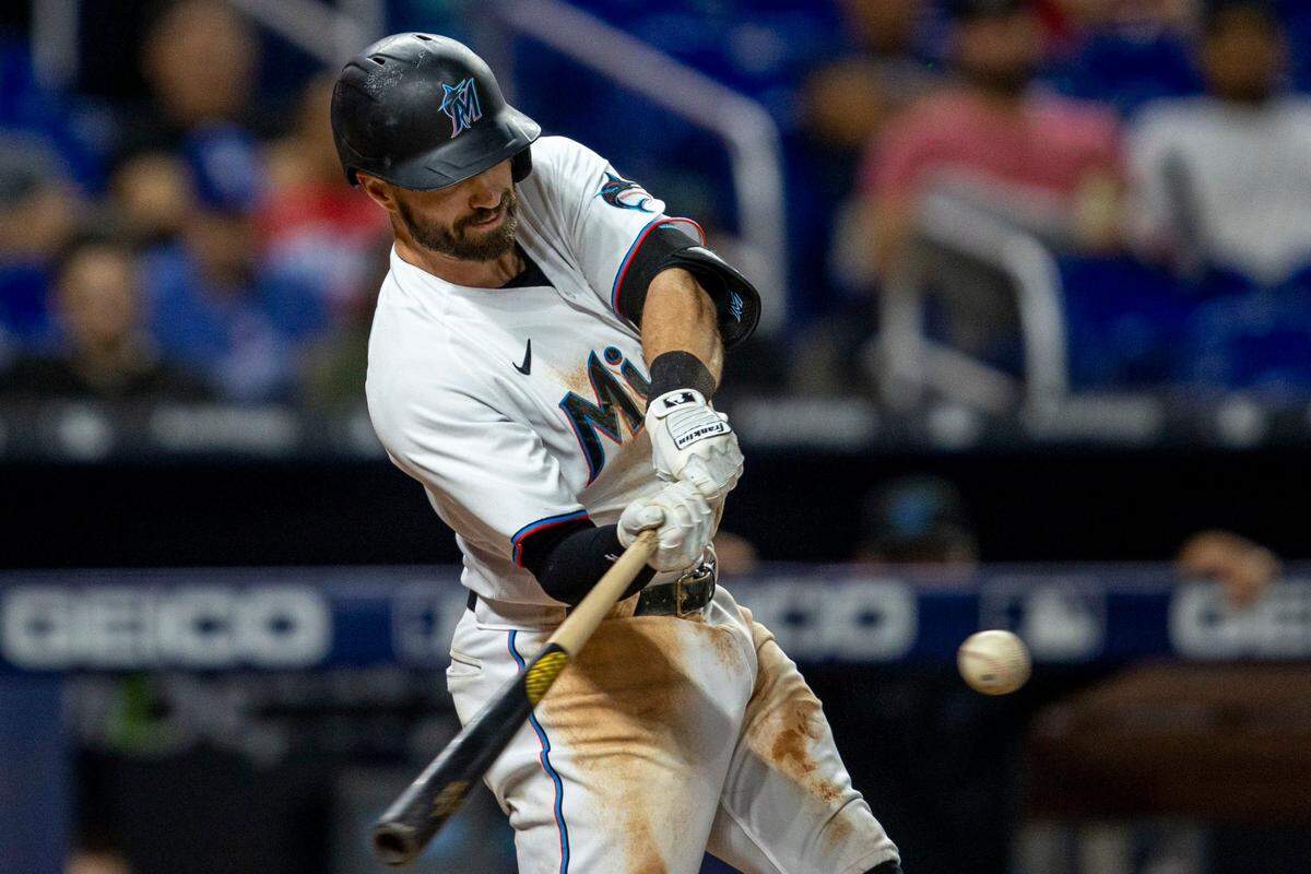 El jardinero de los Marlins Jon Berti batea en el quinto inning del partido ante los Cachorros de Chicago, celebrado el 20 de septiembre de 2022 en Miami.
