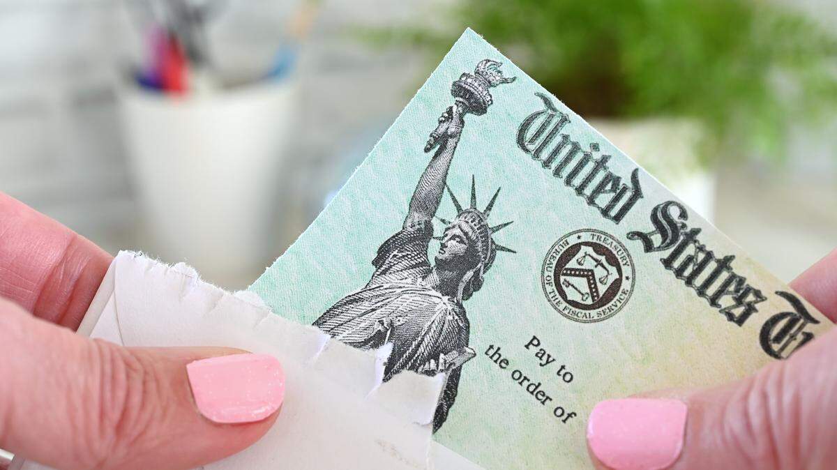 El anuncio oficial del aumento por COLA para beneficiarios del Seguro Social debió hacerse el 15 de octubre, pero el cierre parcial del gobierno obliga a los jubilados, discapacitados y personas que reciben ayuda suplementaria a esperar hasta finales de octubre.