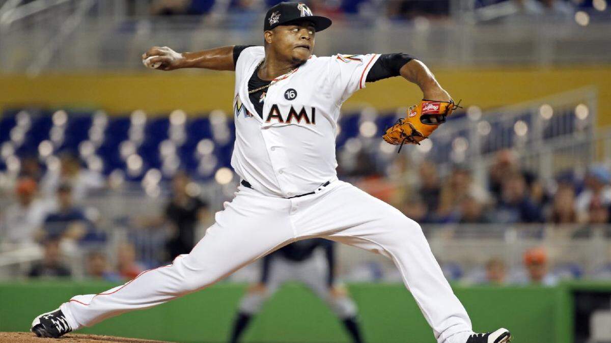 En busca de su primera victoria de la temporada, el abridor  dominicano Edinson Vólquez tuvo que abandonar el choque ante los Rays en la quinta entrada debido a una ampolla en el dedo pulgar de la mano derecha, el 2 de mayo del 2017 en Miami.