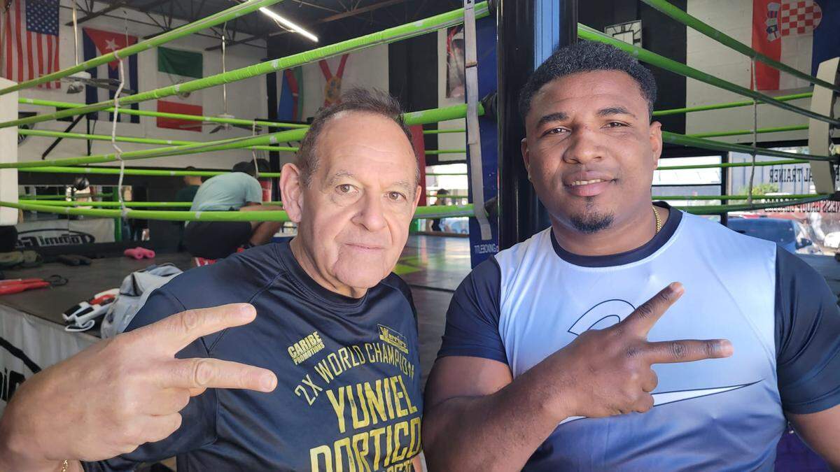 Leonardo Perdomo con el entrenador de boxeo Pedro Roque en el gimnasio donde se prepara en Miami.