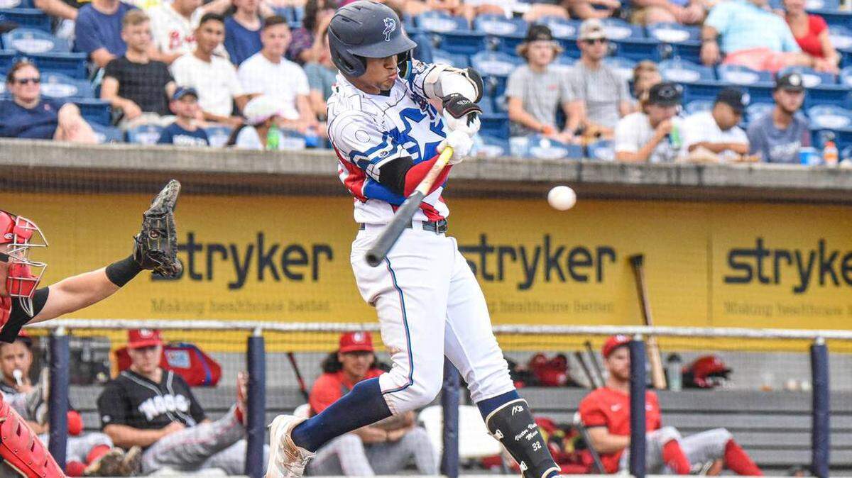 Foto de archivo. El jardinero Víctor Víctor Mesa batea un lanzamiento el sábado 16 de julio de 2022 con los Pensacola Blue Wahoos. 