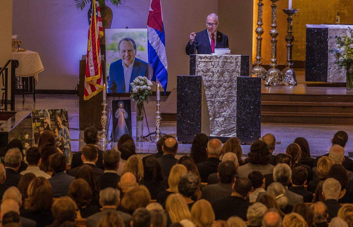 El congresista estadounidense Mario Díaz-Balart pronuncia su panegírico a su hermano, el excongresista Lincoln Díaz-Barlart, ante los asistentes este sábado a la misa de recordación del veterano congresista del sur de Florida y feroz defensor de una Cuba libre en la Iglesia Católica de Corpus Christi.