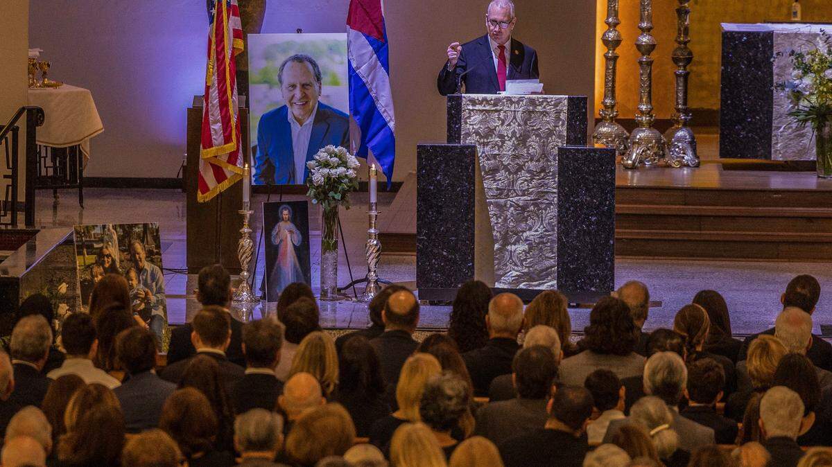 EL CONGRESISTA Mario Díaz-Balart pronuncia su panegírico a su hermano, el excongresista Lincoln Díaz-Barlart este sábado a la misa de recordación en la Iglesia Católica de Corpus Christi.
