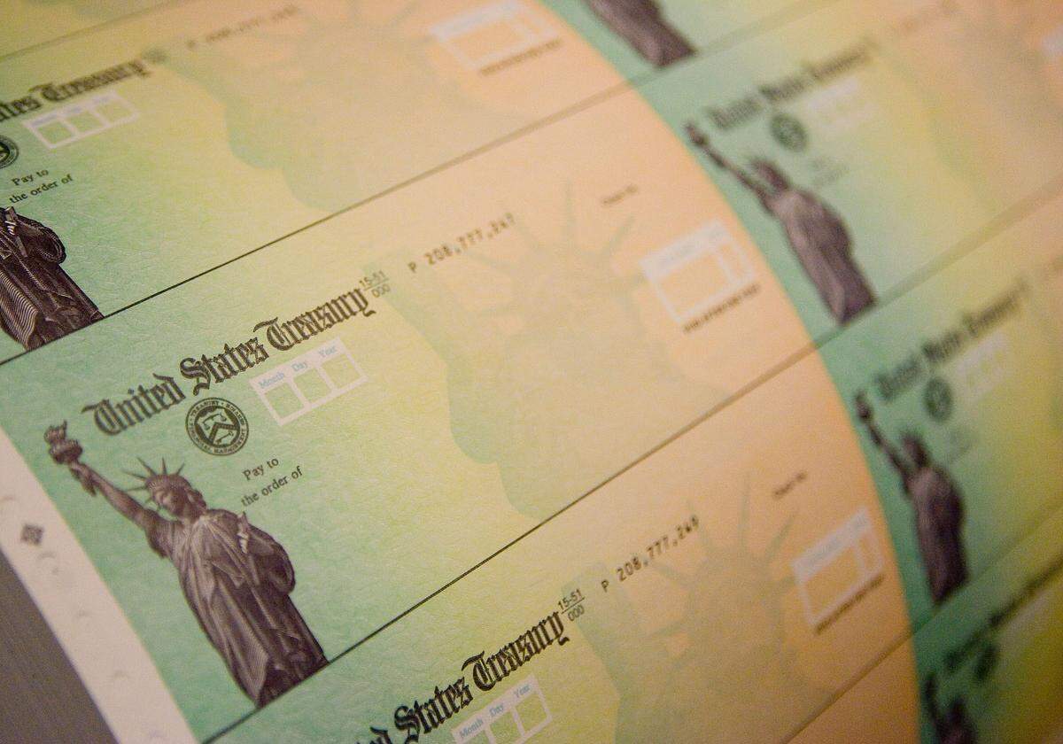 La posibilidad de un tercer cheque de estímulo de $2,000 o la diferencia de los $600 enviados por el IRS, es decir, $1,400, aumentó con la victoria demócrata que llevará a los legisladores de este partido a tomar control del Senado.