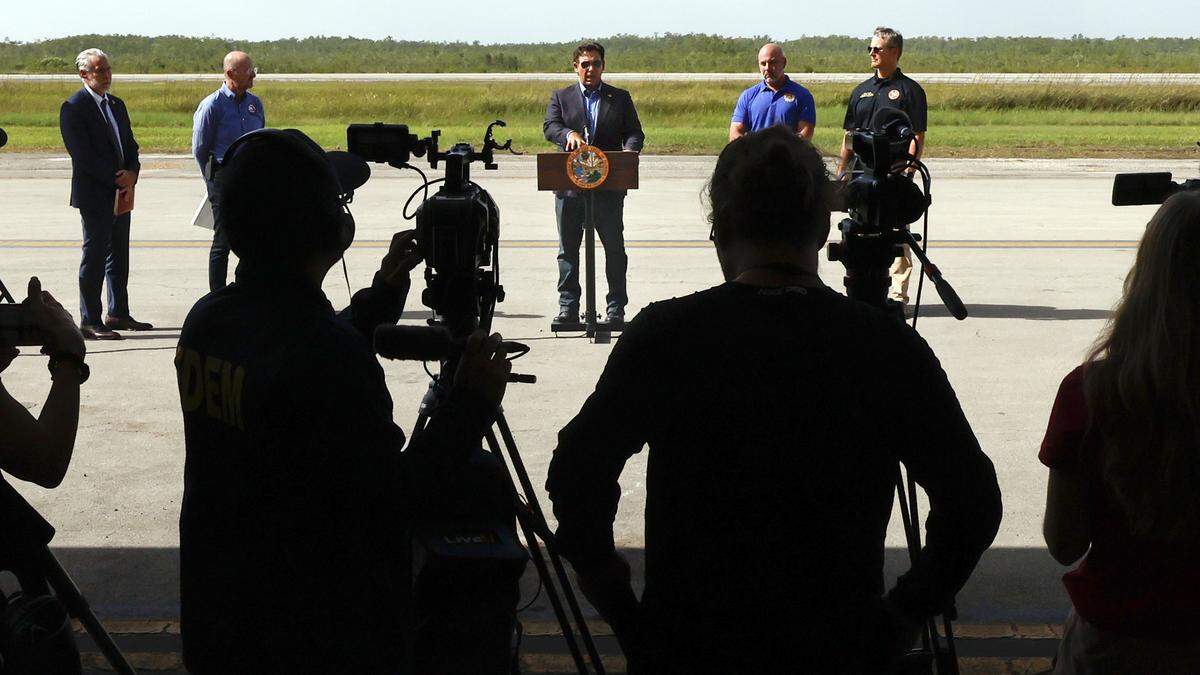 El gobernador Ron DeSantis habla con los periodistas durante una conferencia de prensa mientras se encuentra en la pista de aterrizaje del avión Alligator Alcatraz en Ochopee, Florida, el viernes 25 de julio de 2025. 