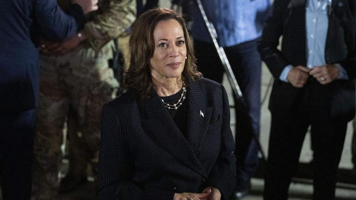 La foto de archivo muestra a la vicepresidenta estadounidense Kamala Harris saludando a tres estadounidenses liberados de Rusia en la Base Conjunta Andrews, Maryland, Estados Unidos, el 1 de agosto de 2024.