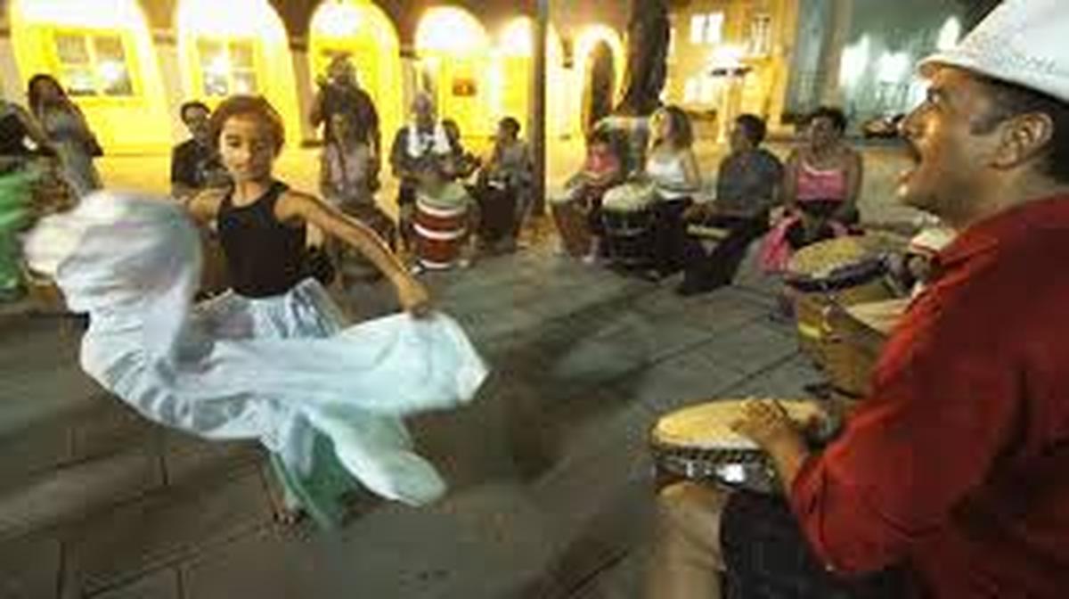 En O Cinema Miami Beach, ‘Santos - Skin to Skin’ (2022), documental que captura a Santos tocando junto a un elenco estelar de intérpretes de jazz internacionales.