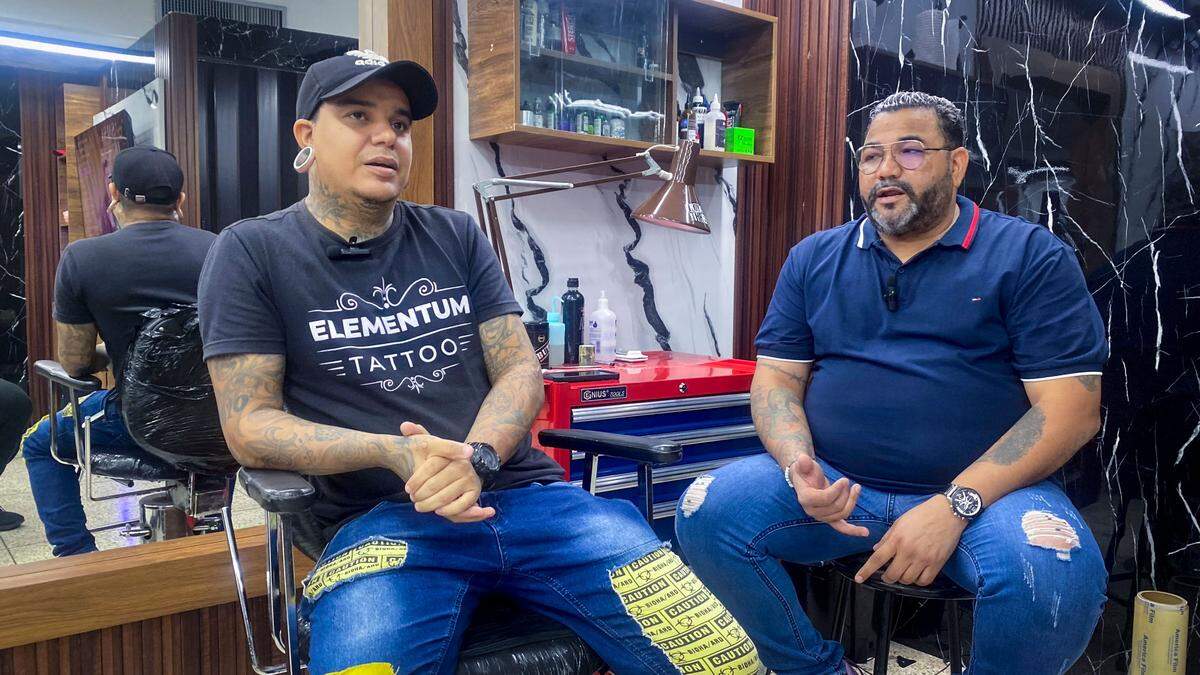Renny López y Andy Rojas, artistas del tatuaje en el centro de Maracaibo, Venezuela, han estado advirtiendo a sus clientes que los tatuajes podrían traerles problemas si viajan a Estados Unidos.