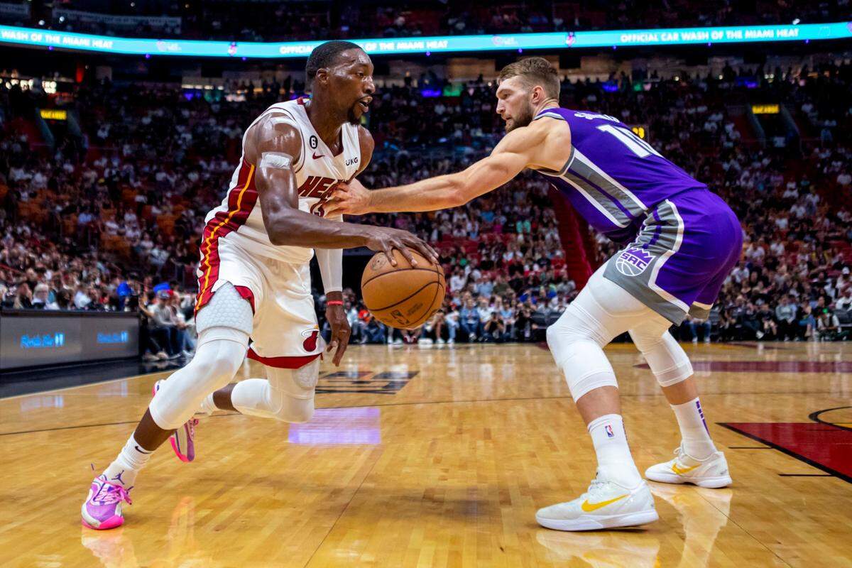 El centro del Heat center Bam Adebayo (izq.) entra al aro ante la marca de Kevin Huerter, de los Kings de Sacramento, en el partido celebrado el 2 de noviembre de 2022 en Miami.