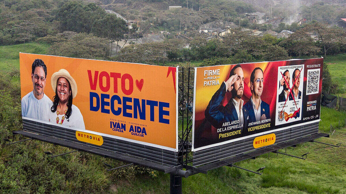 Vista aérea de vallas publicitarias en Cali, Colombia, que invitan a votar por el candidato presidencial Abelardo de la Espriella, del movimiento Salvadores de la Patria (der.), y su oponente Iván Cepeda, del partido político Pacto Histórico, de cara al balotaje de este domingo.
