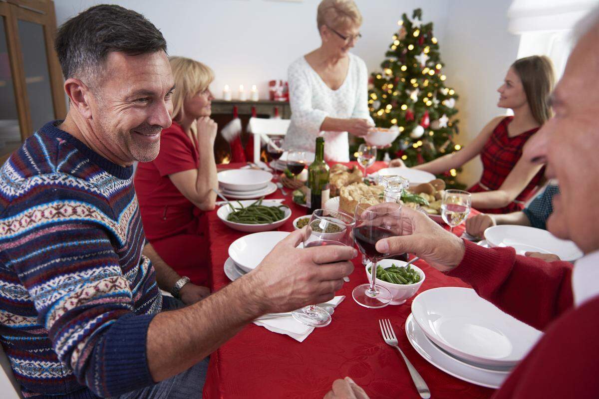 Compartir anécdotas divertidas durante las reuniones familiares favorece el entendimiento entre distintas generaciones. 