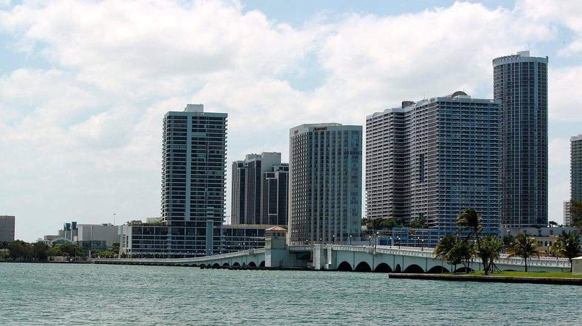 Vista de Miami Beach desde el downtown de Miami.