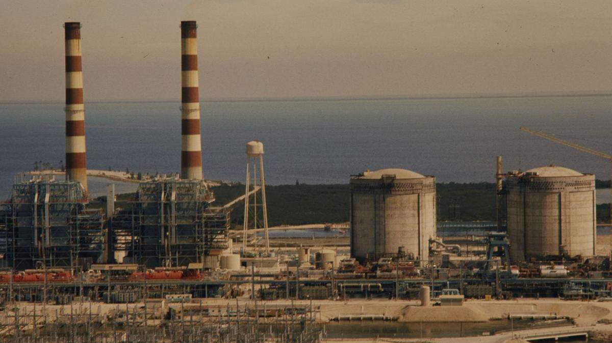 Central nuclear de Turkey Point junto al Parque Nacional Biscayne. La central, que fue inaugurada en 1970, está ubicada exactamente frente a la costa del océano Atlántico y apenas le separan unos 40 kilómetros de Miami, lo que ha elevado los llamamientos de las organizaciones a aumentar los preparativos para evitar futuros riesgos ligados al aumento de temperaturas, el alza del nivel del mar y la intensidad creciente de huracanes.