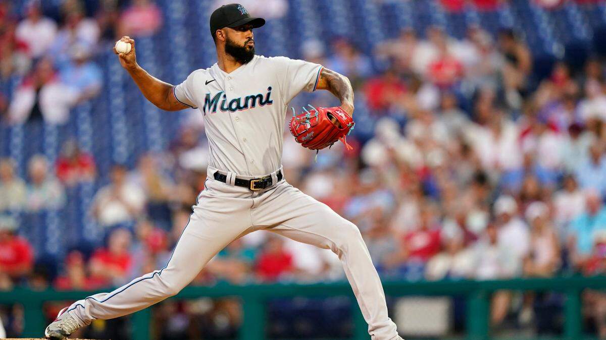El abridor de los Marlins Sandy Alcántara lanza en el primer inning del partido ante los Filis, celebrado el 10 de agosto de 2022 en Filadelfia.