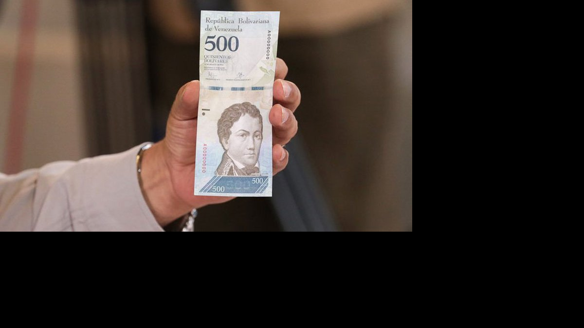 El presidente de Venezuela, Nicolás Maduro, sostiene un billete de 500 bolívares, durante una transmisión televisada. 