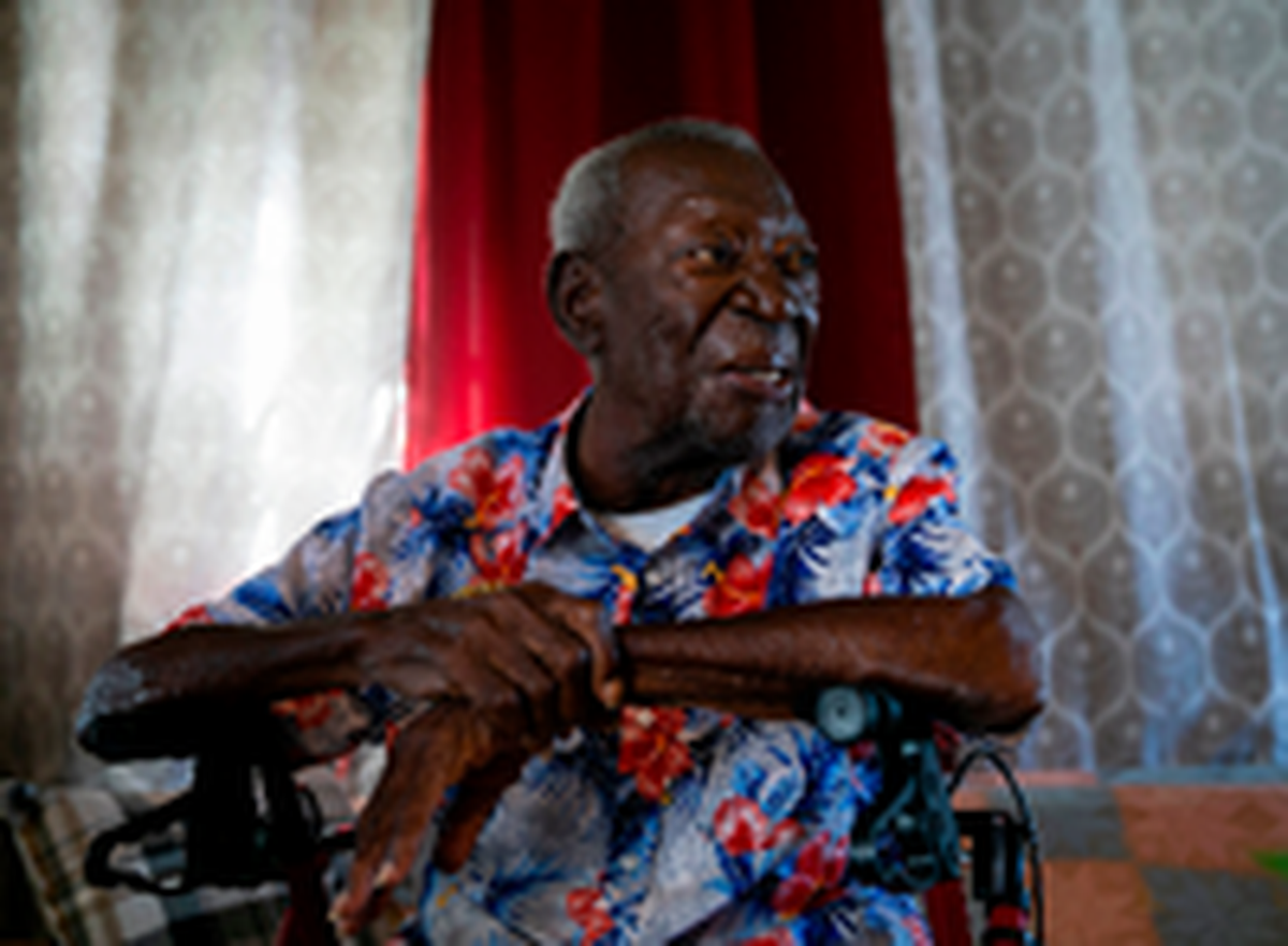 El músico de Cayo Hueso Lofton "Coffee" Butler, de 93 años, es fotografiado en su casa de Stock Island el sábado 11 de diciembre de 2021. MATIAS J. OCNER MOCNER@MIAMIHERALD.COM