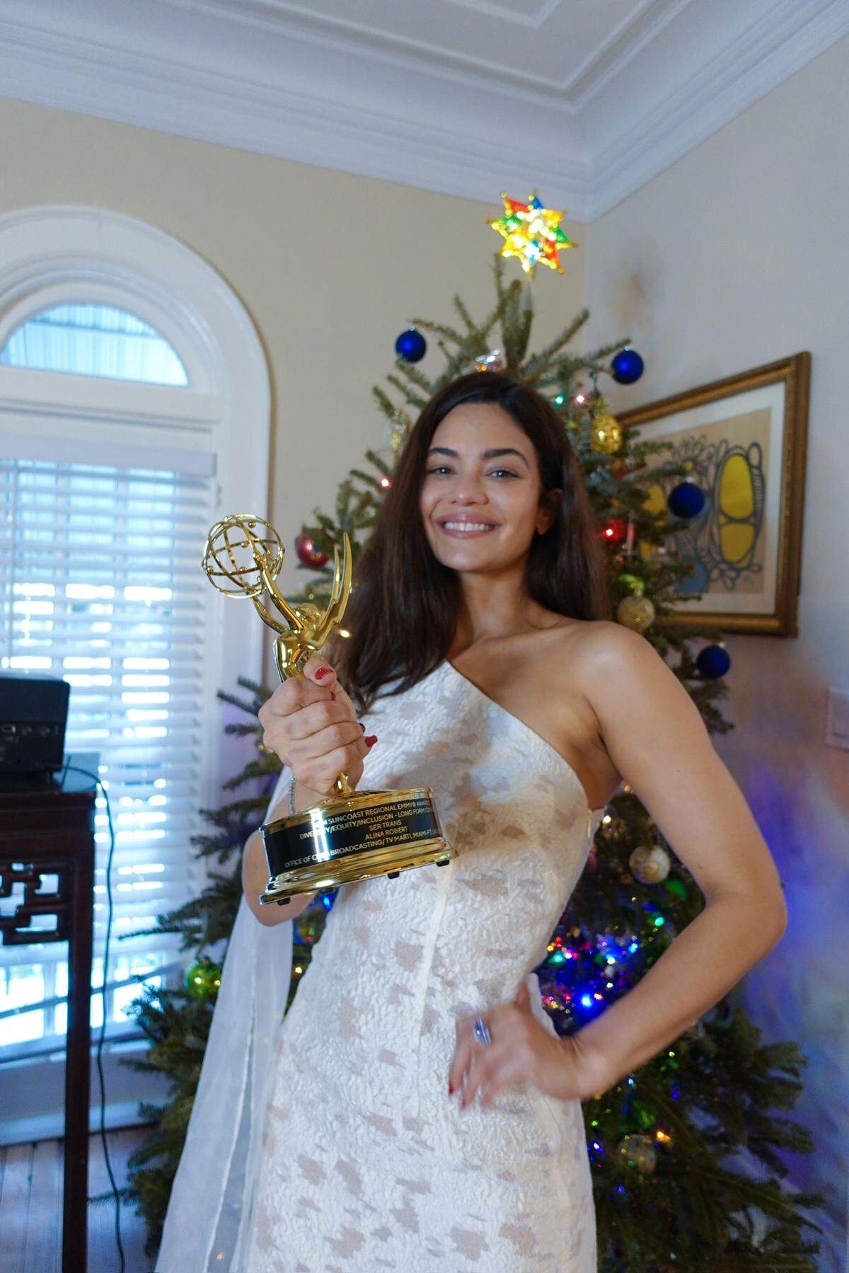 Alina Robert celebró la Navidad con un Emmy, por prestar su voz para el documental ‘SerTrans’, sobre la represión y experiencias de los transexuales en Cuba (TV Martí). “Aprendí sobre el crecimiento humano y nuestra fuerza”, dijo la actriz.