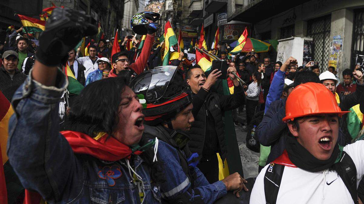 Miles de personas celebran la renuncia del presidente Evo Morales, el 10 de noviembre de 2019, en La Paz, Bolivia.