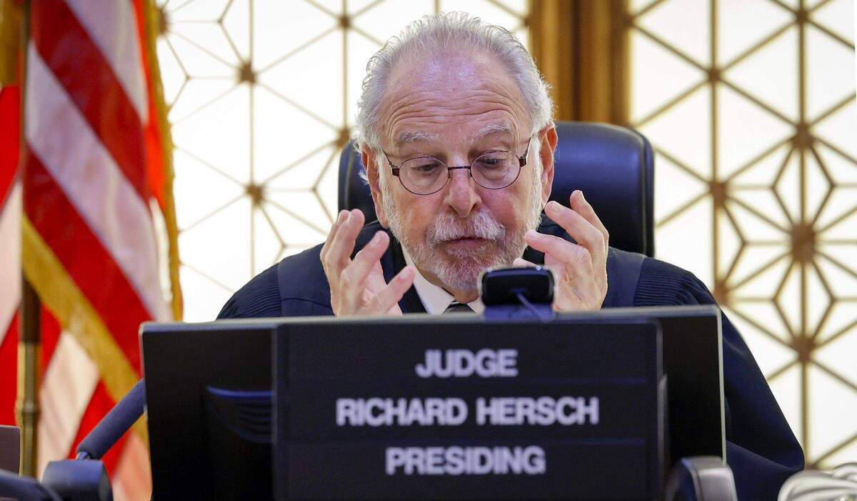 El juez Richard Hersch habla con los abogados de forma virtual en el caso de Derek Rosa, de 14 años, desde su sala de audiencias en el edificio de justicia Richard E. Gerstein en Miami, Florida, el jueves 16 de enero de 2025. Rosa está acusado de apuñalar a su madre hasta matarla mientras dormía en su casa de Hialeah en 2023.