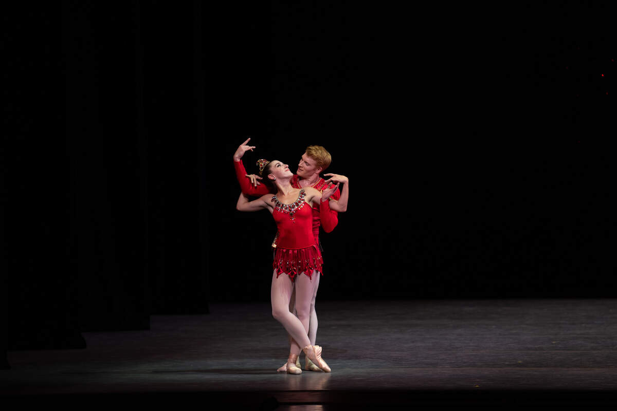 Taylor Naturkas y Alexander Peters en “Rubíes” de “Joyas”, coreografía de George Balanchine.