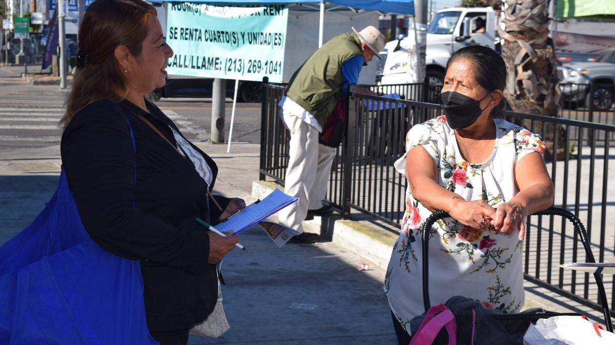 Los trabajadores de salud comunitarios como Yanet Martínez alientan a las personas a inscribirse para recibir beneficios de salud. Pero muchos inmigrantes de California temen que el uso de servicios subsidiados pueda perjudicar sus posibilidades de obtener la residencia legal.