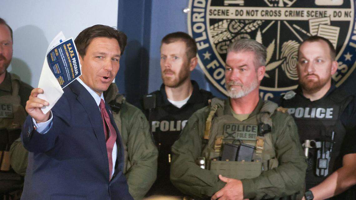 El gobernador de Florida, Ron DeSantis, llega para pronunciar un discurso elogiando los esfuerzos del estado en la lucha contra el fentanilo y otras drogas ilegales, durante una conferencia de prensa en el Centro de Operaciones Regionales del FDLE en Orlando, el martes 2 de septiembre de 2025.