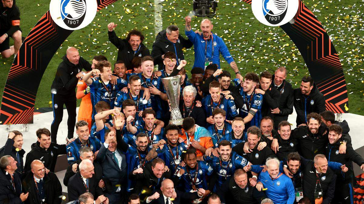5/22/2024 - Atalanta manager Gian Piero Gasperini (centre) lifts the trophy with the players following victory in the UEFA Europa League final at the Aviva Stadium, Dublin. Picture date: Wednesday May 22, 2024. (Photo by Liam McBurney/PA Images/Alamy Images/Sipa USA) *** US Rights Only ***