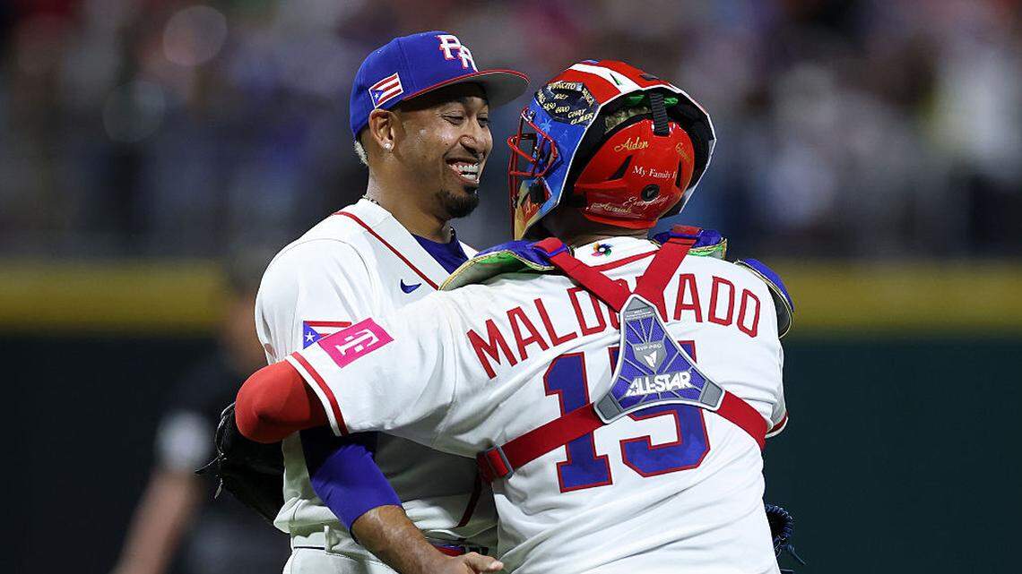El receptor Martín Maldonado celebra con el cerrador Edwin Díaz tras el triunfo de Puerto Rico 4-1 ante Cuba, en el partido del Clásico Mundial de Béisbol efectuado el 9 de marzo de 2026 en San Juan, Puerto Rico.
