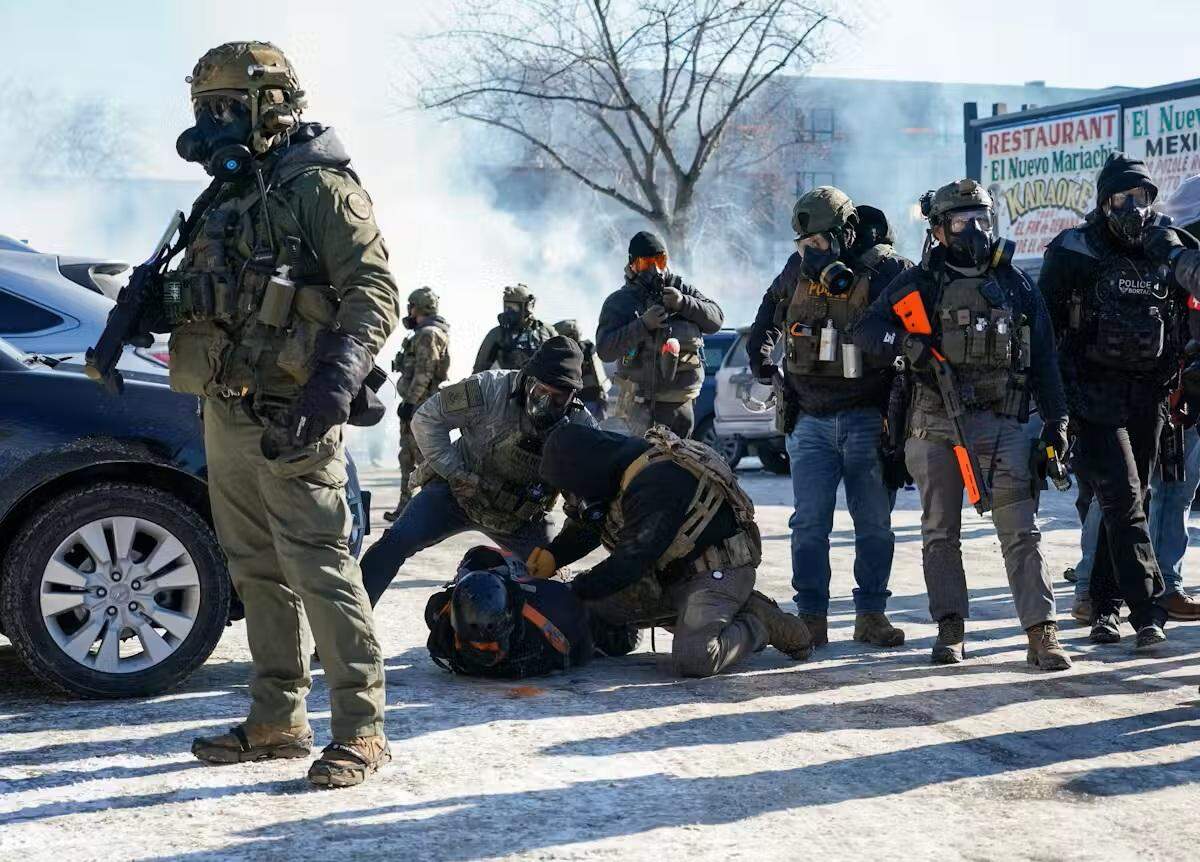 Agentes federales detienen a un manifestante en Minneapolis, Minnesota, el 24 de enero.
