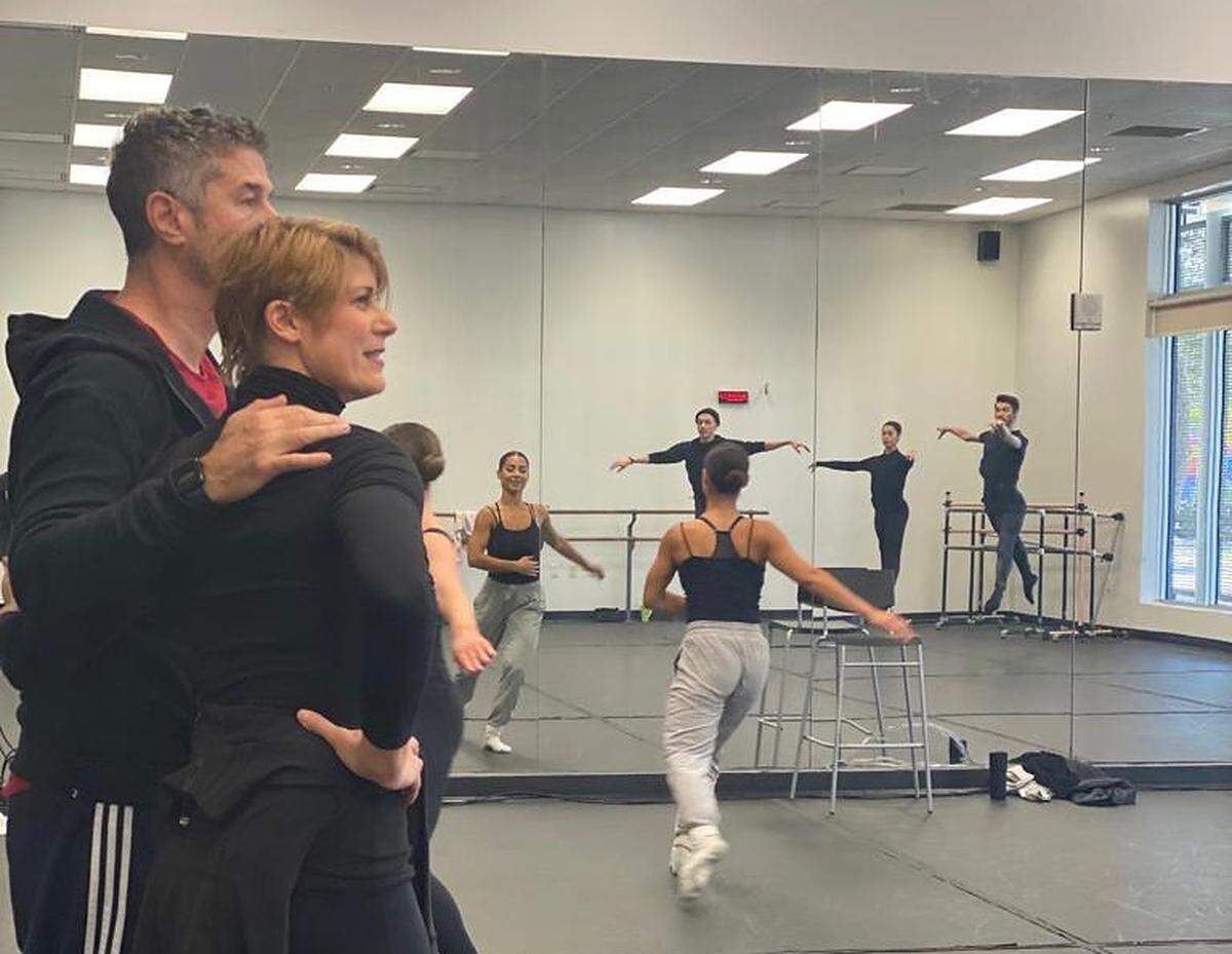 Hanna Baumgarten y Diego Salterini impartiendo una clase a los bailarines de Dance NOW! Miami antes de una actuación.