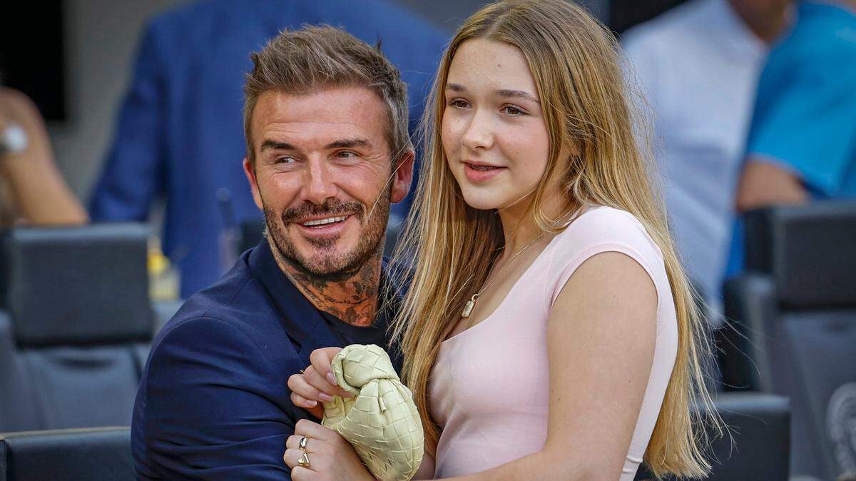 El copropietario del Inter Miami, David Beckham, y su hija Harper Beckham asisten al partido contra St. Louis City en el Chase Stadium de Fort Lauderdale, Florida. el sábado 1 de junio de 2024.