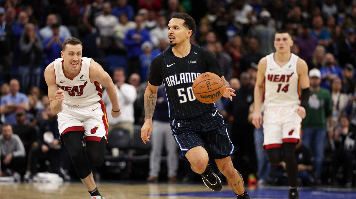 El jugador del Magic Cole Anthony (50) conduce el balón en el último cuarto del partido ante el Heat de Miami, celebrado el 21 de diciembre de 2024 en Orlando.