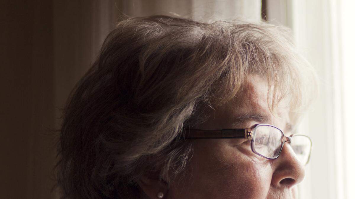 El alzheimer se asocia con la aparición de placas amiloides en el cerebro.